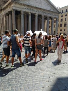 Turisti in fila per l'ingresso al Pantheon