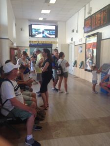 Turisti in attesa alla Stazione San Pietro