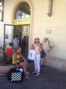 Turisti all'ingresso della Stazione San Pietro