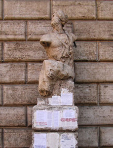 Statua di Pasquino con fogli di protesta