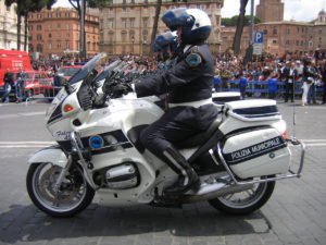 Motociclista della Polizia Municipale