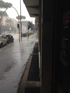 Sciopero, Una strada allagata a Roma per la pioggia