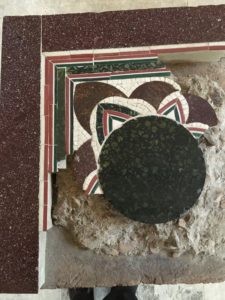 Frammento di mosaico esposto al Museo di Nemi