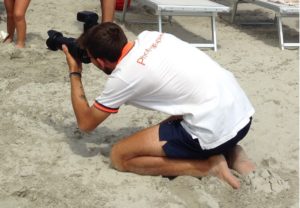 ragazzi precari, un giovane fotografo in spiaggia