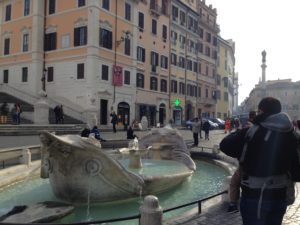 turismo a Roma, un turista a piazza di Spagna