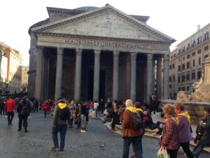 Giacimenti culturali, turisti al Pantheon a Roma