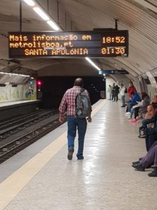 Metropolitana, Passeggeri aspettano il metrò a Lisbona