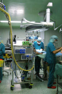 Medici, sala operatoria degli Ospedali riuniti di Bergamo