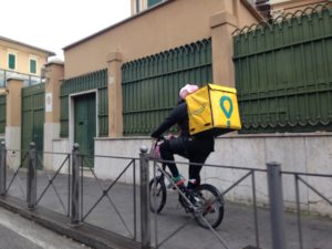 Ciclofattorini, Rider pedala per consegnare un pasto