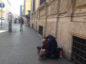 Povertà diffusa, Barbone in una via del centro di Roma