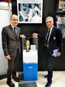 Un Secolo d'Azzurro, Mauro Grimaldi e Gabriele Gravina accanto alla Coppa del Mondo