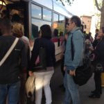 Sciopero generale a Roma, passeggeri salgono su un autobus