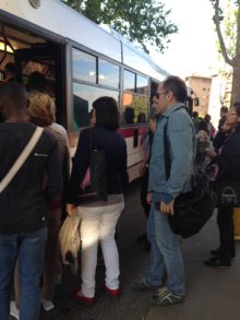 Sciopero generale a Roma, passeggeri salgono su un autobus