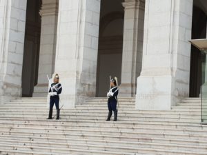 Maggioranza variabile, Corazzieri di guardia davanti al Parlamento Portoghese