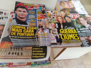 riviste in una edicola portoghese