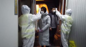 Disinfestazione di un aereo a Wuhan in Cina per l'epidemia da Coronavirus