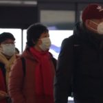 Coronavirus, persone con mascherine a Wuhan per l'epidemia da coronavirus