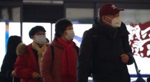 Coronavirus, persone con mascherine a Wuhan in Cinaper l'epidemia da coronavirus