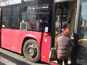 Termini Centocelle, Passeggeri salgono su un autobus