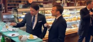 Francia, Conte e Macron bevono un caffè in un bar di Napoli