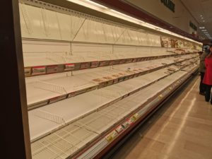Covid-19, Incetta di alimentari nei supermercati di Milano