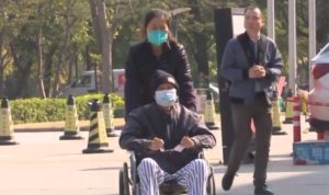 Francia, Malato di Coronavirus in Cina portato in carrozzina