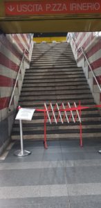 Termini Centocelle, scala sbarrata in una stazione della metropolitana di Roma
