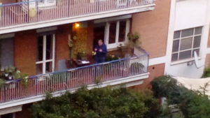 Italia sui balconi, Un romano canta Azzurro sul balcone