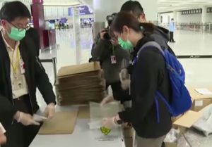 Virus, Controlli all'aeroporto di Hong Kong