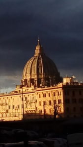 Il Cupolone di San Pietro tra nubi nere
