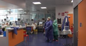 Bergamo, Medici in terapia intensiva in un ospedale di Bergamo