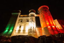 Castello sempre Vivo, Le torri del castello di Santa Severa illuminate con i colori della bandiera italiana