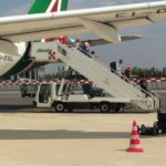 Almaviva, Passeggeri scendono da aereo Alitalia