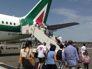 Trasporto aereo, passeggeri salgono su un aereo Alitalia