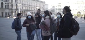 Tampone, Ragazzi con mascherine a piazza Duomo a Milano