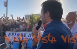 Mondragone, Matteo Salvini contestato a Mondragone