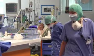Costituzione, Sanitari in una sala di terapia intensiva nell'ospedale di Bergamo