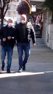 Virus indebolito, Due uomini con la mascherina