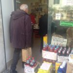 Pensionati in Gracia, Pensionato entra in un negozio a Roma