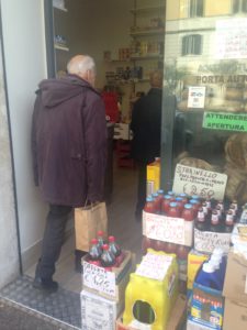Pensionati in Grecia, Pensionato entra in un negozio a Roma