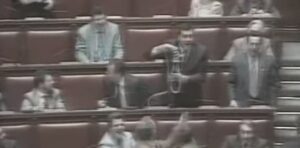 Willy, il leghista Luca Leoni Orsenigo agita nel 1993 il cappio alla Camera