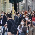 Paura per il Coronavirus, Assembramento di giovani con mascherina a Milano