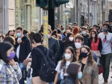Paura per il Coronavirus, Assembramento di giovani con mascherina a Milano