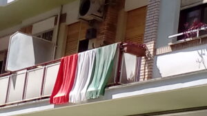 Medici di base, bandiera tricolore su un balcone a Roma