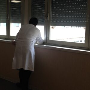 Medici di base, Medico esausto appoggiato a una finestra