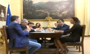 Patriota, Matteo Renzi in una riunione con Luigi Di Maio e una delegazione del M5S