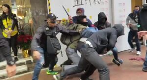Xinjiang, Manifestanti con mascherine a Hong Kong
