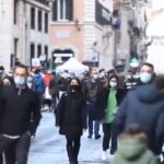 Giallo, Folla a via del Corso a Roma