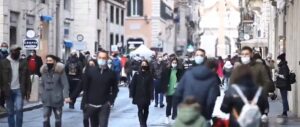 Giallo, Folla a via del Corso a Roma