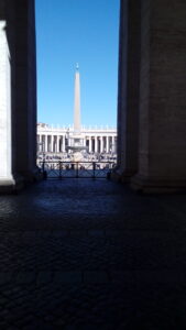 Il Testimone, L'obelisco di Nerone a piazza San Pietro visto dal colonnato
